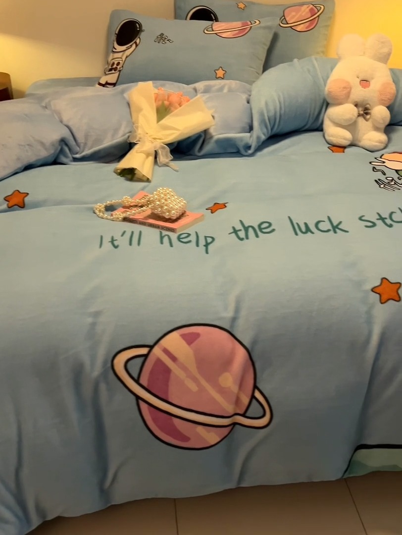 91家纺网 家纺一手货源 找家纺 （总）控价 2025年新款 专版花型 240克全消光A类儿童牛奶绒四件套-太空行