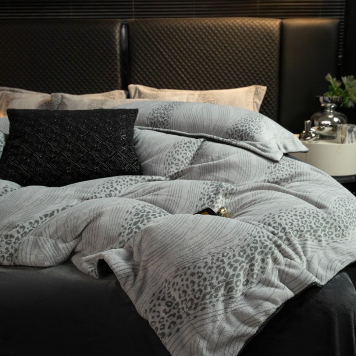 91家纺网 家纺一手货源 找家纺 （总）控价 2025新款 专版花型 高克重240克全消光A类印花牛奶绒四件套-有风