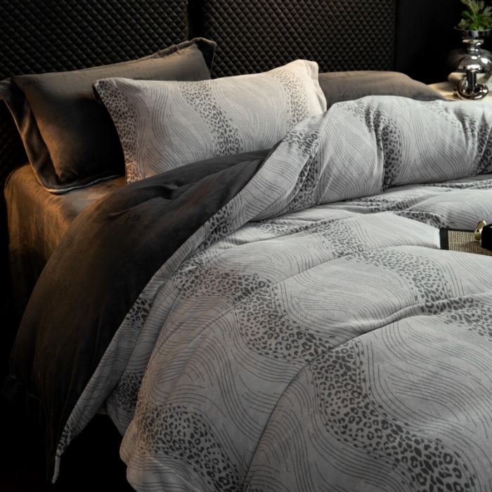 91家纺网 家纺一手货源 找家纺 （总）控价 2025新款 专版花型 高克重240克全消光A类印花牛奶绒四件套-有风