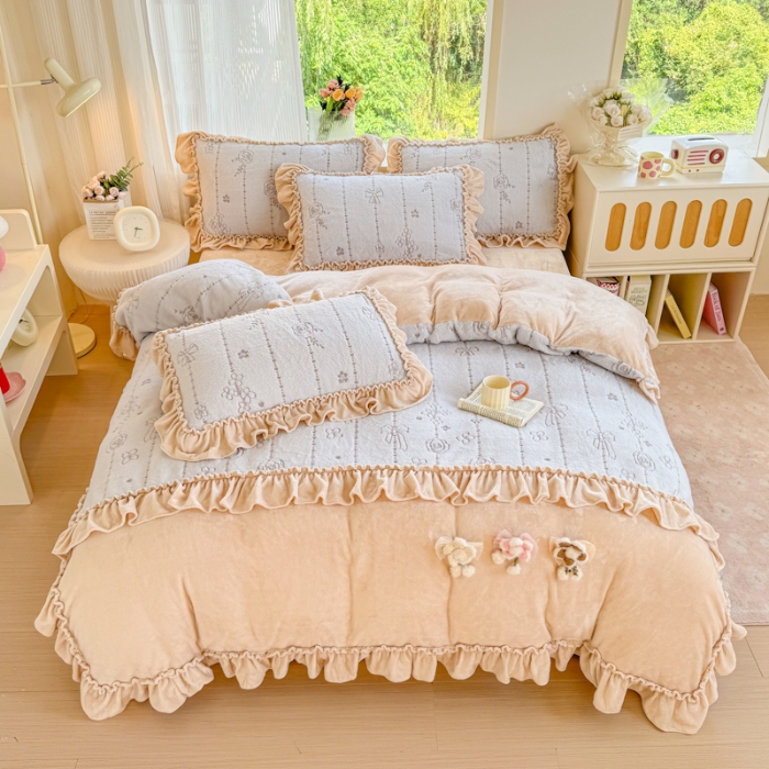 91家纺网 家纺一手货源 找家纺 （总）苏东来家纺2025兔毛绒韩版工艺款花边牛奶绒四件套刺绣绣花套件