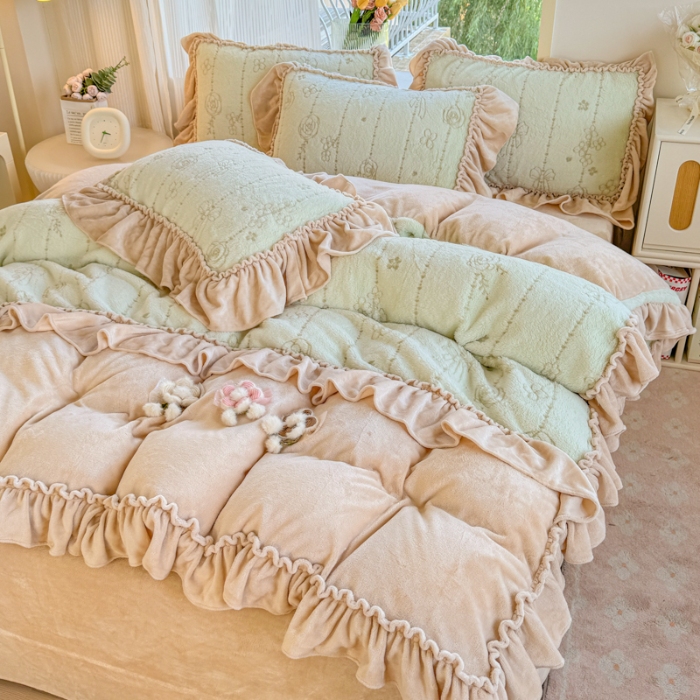 91家纺网 家纺一手货源 找家纺 （总）苏东来家纺2025兔毛绒韩版工艺款花边牛奶绒四件套刺绣绣花套件