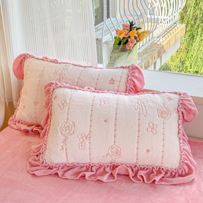 91家纺网 家纺一手货源 找家纺 苏东来家纺2025兔毛绒韩版工艺款花边牛奶绒四件套刺绣绣花套件 甜心公主粉