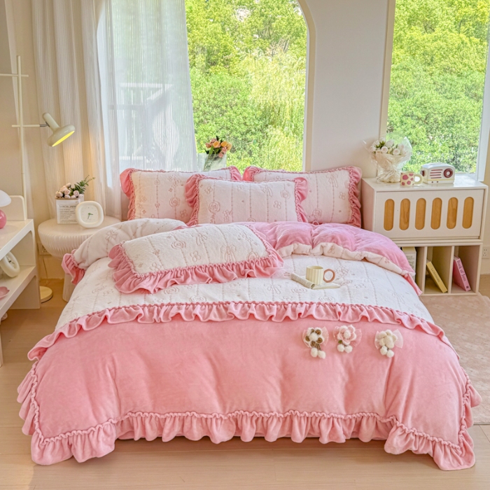 91家纺网 家纺一手货源 找家纺 苏东来家纺2025兔毛绒韩版工艺款花边牛奶绒四件套刺绣绣花套件 甜心公主粉