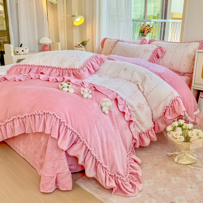 91家纺网 家纺一手货源 找家纺 苏东来家纺2025兔毛绒韩版工艺款花边牛奶绒四件套刺绣绣花套件 甜心公主粉