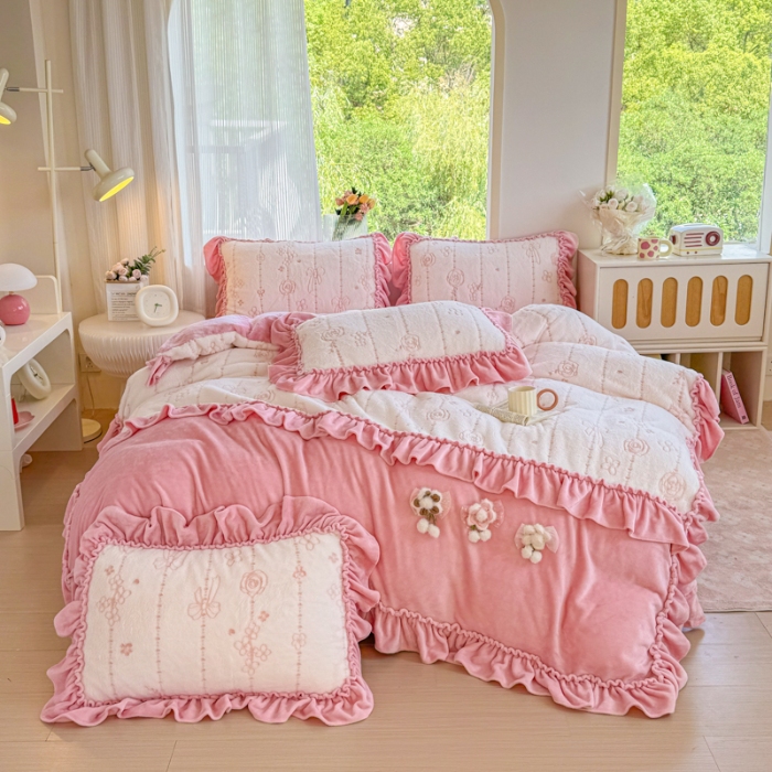 91家纺网 家纺一手货源 找家纺 苏东来家纺2025兔毛绒韩版工艺款花边牛奶绒四件套刺绣绣花套件 甜心公主粉