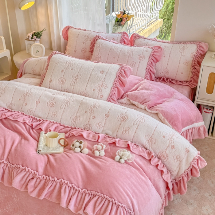 91家纺网 家纺一手货源 找家纺 苏东来家纺2025兔毛绒韩版工艺款花边牛奶绒四件套刺绣绣花套件 甜心公主粉