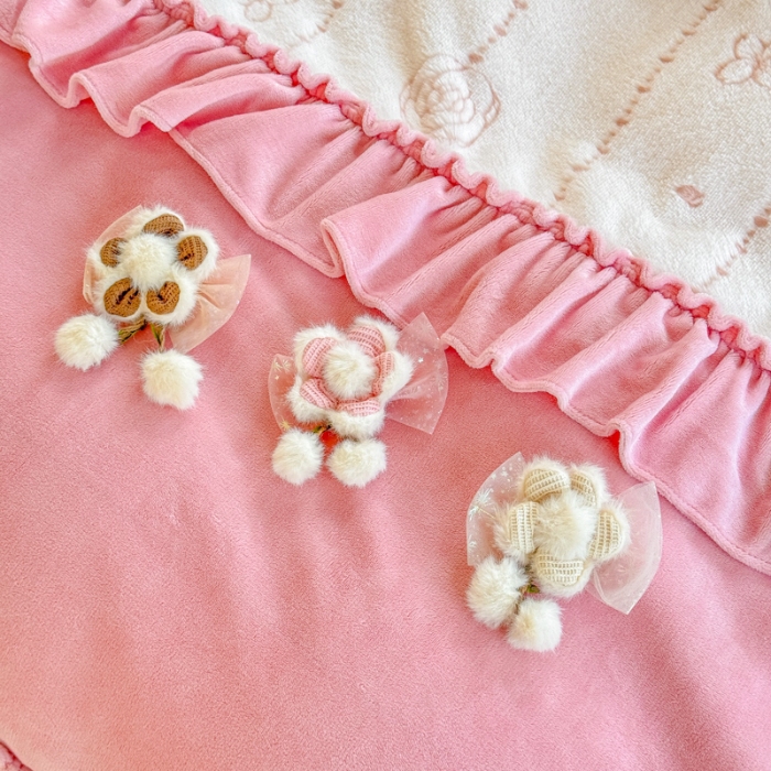 91家纺网 家纺一手货源 找家纺 苏东来家纺2025兔毛绒韩版工艺款花边牛奶绒四件套刺绣绣花套件 甜心公主粉