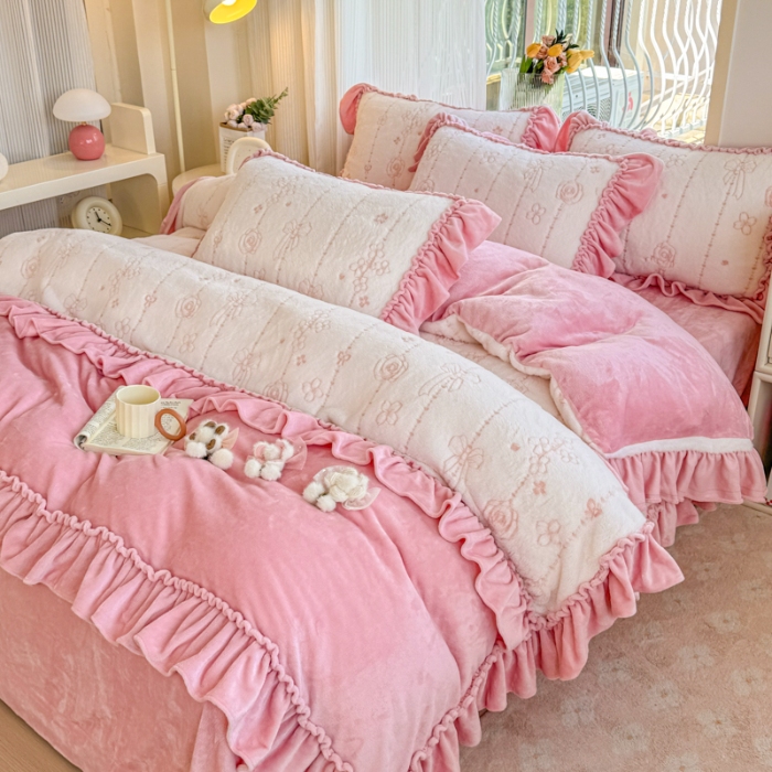 91家纺网 家纺一手货源 找家纺 苏东来家纺2025兔毛绒韩版工艺款花边牛奶绒四件套刺绣绣花套件 甜心公主粉