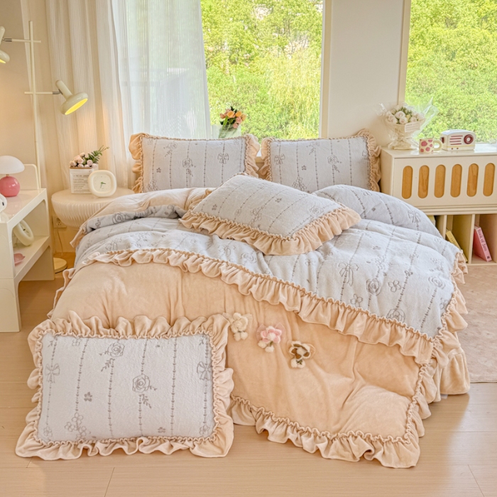 91家纺网 家纺一手货源 找家纺 苏东来家纺2025兔毛绒韩版工艺款花边牛奶绒四件套刺绣绣花套件 甜心公主灰