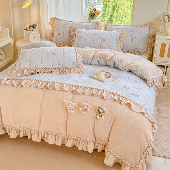 91家纺网 家纺一手货源 找家纺 苏东来家纺2025兔毛绒韩版工艺款花边牛奶绒四件套刺绣绣花套件 甜心公主灰