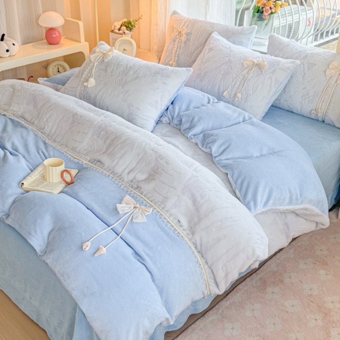 91家纺网 家纺一手货源 找家纺 苏东来家纺2025兔毛绒韩版工艺款花边牛奶绒四件套刺绣绣花套件 小美满天蓝