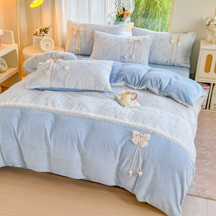 91家纺网 家纺一手货源 找家纺 苏东来家纺2025兔毛绒韩版工艺款花边牛奶绒四件套刺绣绣花套件 小美满天蓝