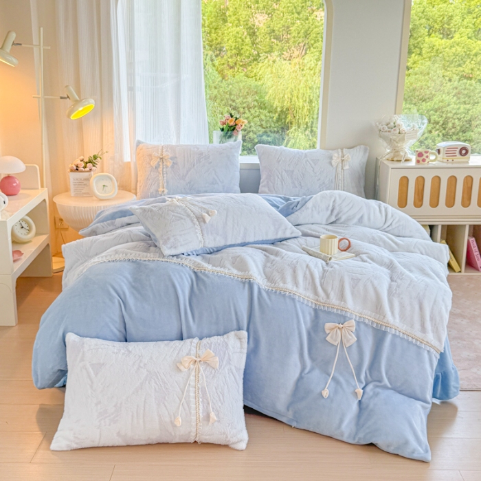 91家纺网 家纺一手货源 找家纺 苏东来家纺2025兔毛绒韩版工艺款花边牛奶绒四件套刺绣绣花套件 小美满天蓝