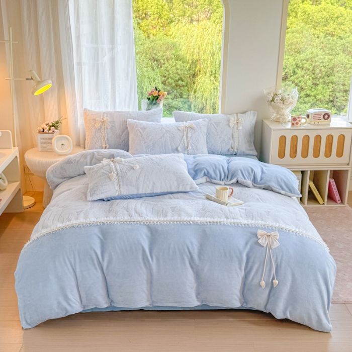 91家纺网 家纺一手货源 找家纺 苏东来家纺2025兔毛绒韩版工艺款花边牛奶绒四件套刺绣绣花套件 小美满天蓝