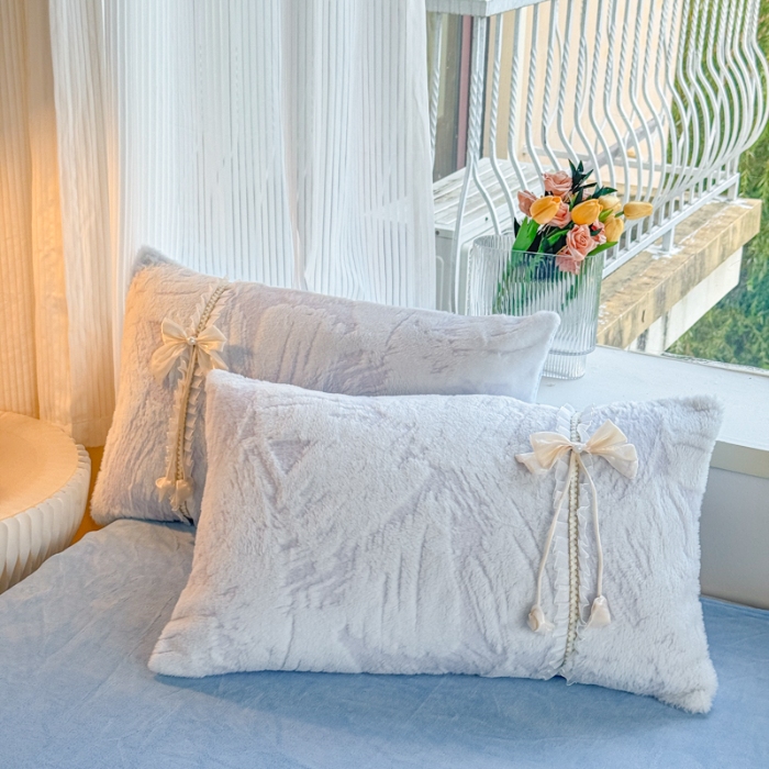 91家纺网 家纺一手货源 找家纺 苏东来家纺2025兔毛绒韩版工艺款花边牛奶绒四件套刺绣绣花套件 小美满天蓝