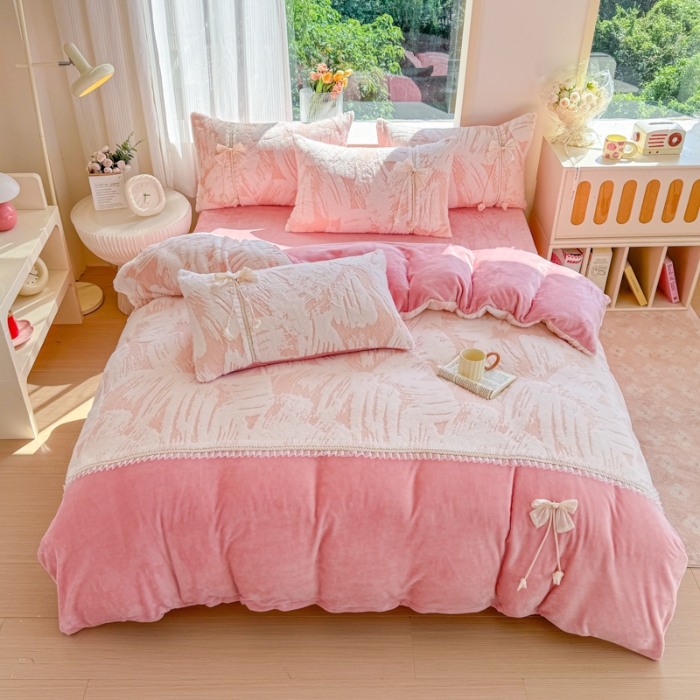 91家纺网 家纺一手货源 找家纺 苏东来家纺2025兔毛绒韩版工艺款花边牛奶绒四件套刺绣绣花套件 小美满粉