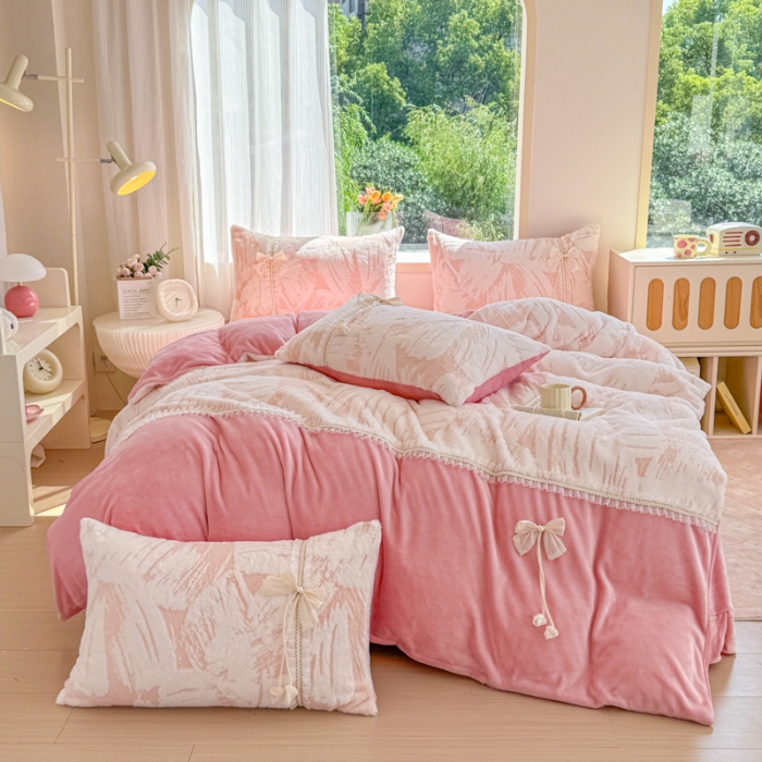 91家纺网 家纺一手货源 找家纺 苏东来家纺2025兔毛绒韩版工艺款花边牛奶绒四件套刺绣绣花套件 小美满粉