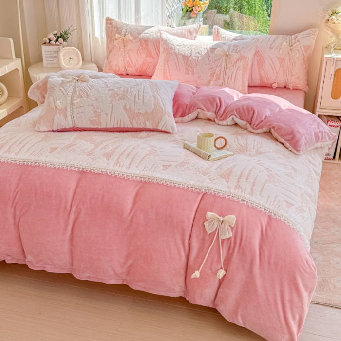 91家纺网 家纺一手货源 找家纺 苏东来家纺2025兔毛绒韩版工艺款花边牛奶绒四件套刺绣绣花套件 小美满粉