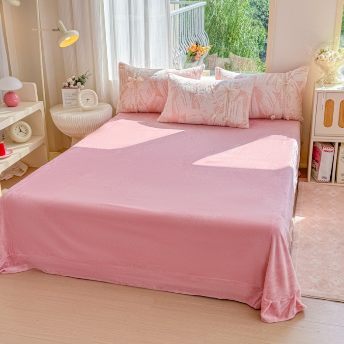 91家纺网 家纺一手货源 找家纺 苏东来家纺2025兔毛绒韩版工艺款花边牛奶绒四件套刺绣绣花套件 小美满粉