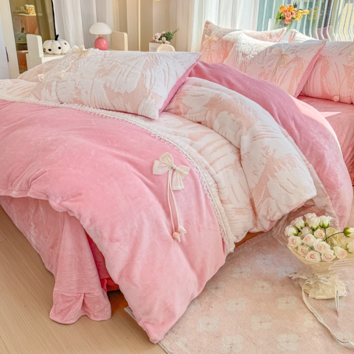 91家纺网 家纺一手货源 找家纺 苏东来家纺2025兔毛绒韩版工艺款花边牛奶绒四件套刺绣绣花套件 小美满粉