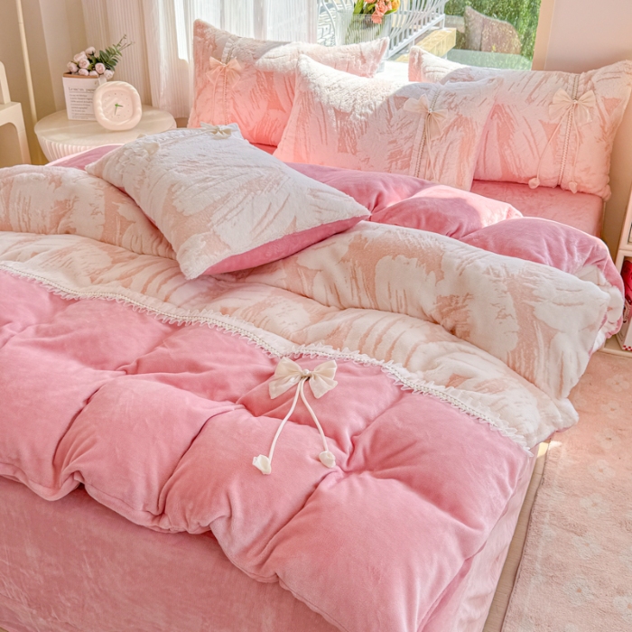 91家纺网 家纺一手货源 找家纺 苏东来家纺2025兔毛绒韩版工艺款花边牛奶绒四件套刺绣绣花套件 小美满粉