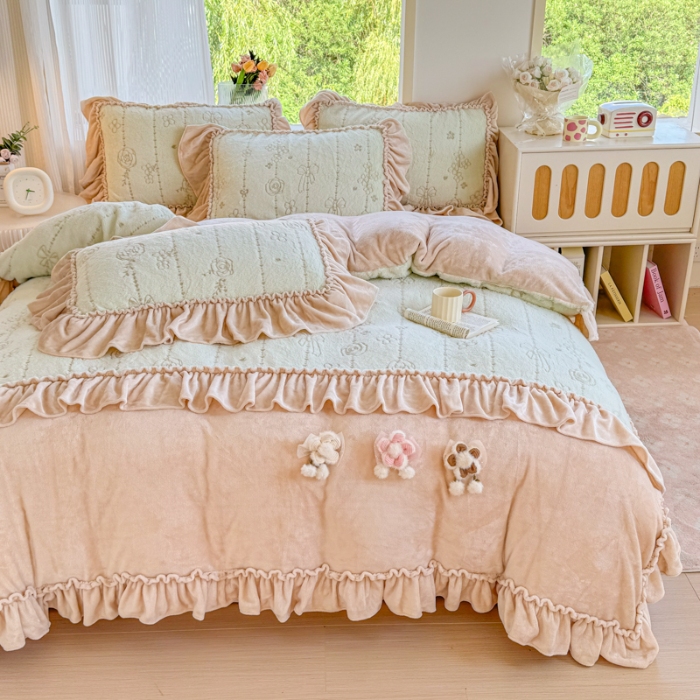 91家纺网 家纺一手货源 找家纺 苏东来家纺2025兔毛绒韩版工艺款花边牛奶绒四件套刺绣绣花套件 甜心公主绿