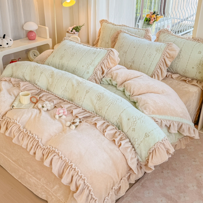 91家纺网 家纺一手货源 找家纺 苏东来家纺2025兔毛绒韩版工艺款花边牛奶绒四件套刺绣绣花套件 甜心公主绿