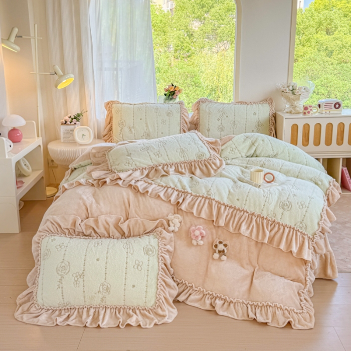 91家纺网 家纺一手货源 找家纺 苏东来家纺2025兔毛绒韩版工艺款花边牛奶绒四件套刺绣绣花套件 甜心公主绿