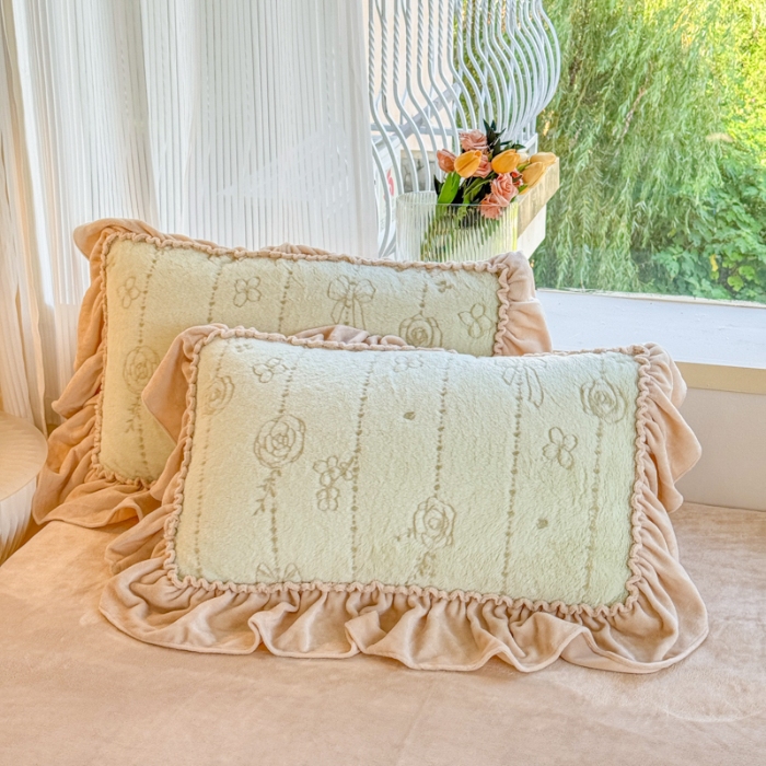 91家纺网 家纺一手货源 找家纺 苏东来家纺2025兔毛绒韩版工艺款花边牛奶绒四件套刺绣绣花套件 甜心公主绿