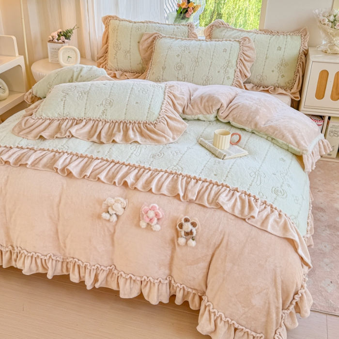 91家纺网 家纺一手货源 找家纺 苏东来家纺2025兔毛绒韩版工艺款花边牛奶绒四件套刺绣绣花套件 甜心公主绿