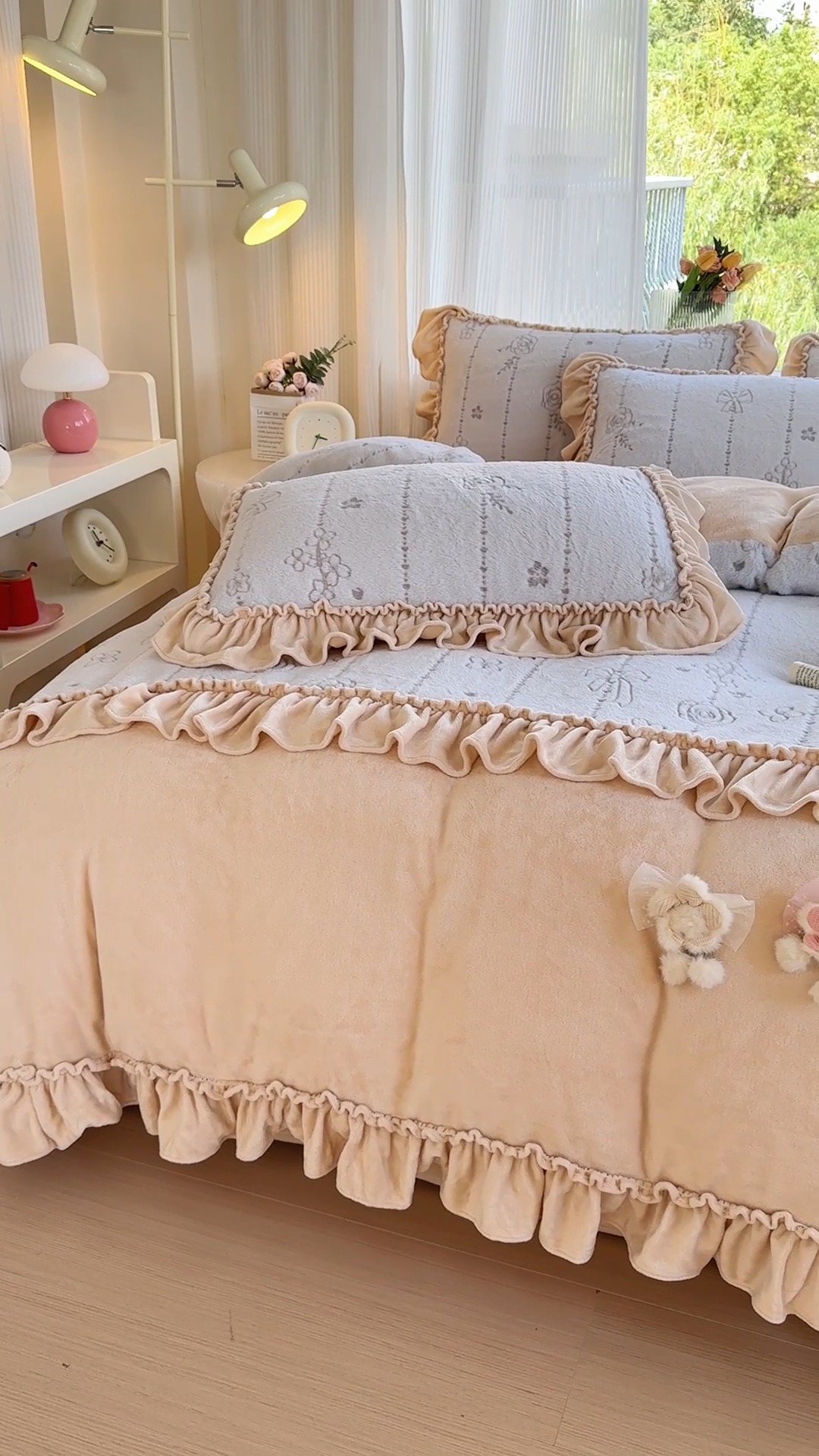 91家纺网 家纺一手货源 找家纺 苏东来家纺2025兔毛绒韩版工艺款花边牛奶绒四件套刺绣绣花套件 甜心公主灰