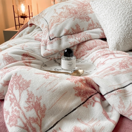 91家纺网 家纺一手货源 找家纺 经年 2025年新款230克宝宝婴儿牛奶绒水墨画工艺款床裙款四件套