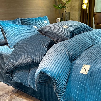 91家纺网 家纺一手货源 找家纺 经年 2025新款200克双面加厚魔法绒抽条牛奶绒四件套