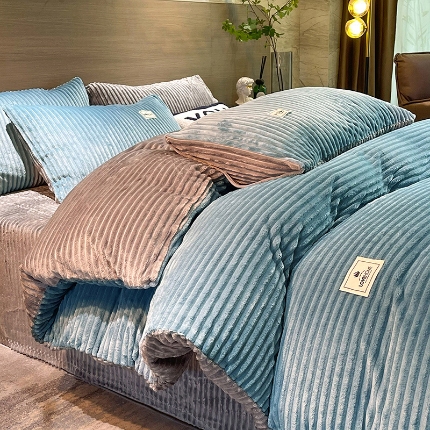 91家纺网 家纺一手货源 找家纺 经年 2025新款200克双面加厚魔法绒抽条牛奶绒四件套