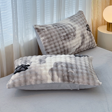 91家纺网 家纺一手货源 找家纺 （总）2025新款兔兔牛奶绒大泡泡印花枕套