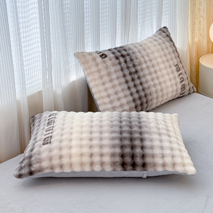 91家纺网 家纺一手货源 找家纺 （总）2025新款兔兔牛奶绒大泡泡印花枕套