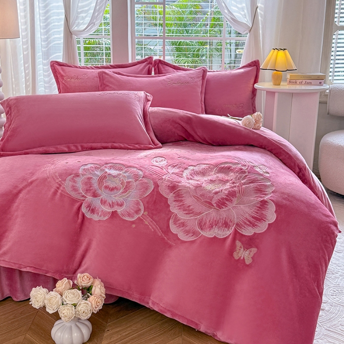 91家纺网 家纺一手货源 找家纺 苏米娜2025秋冬新款全消光大版花卉平绣牛奶绒刺绣款四件套--绽放系列 绽放-豆沙红 