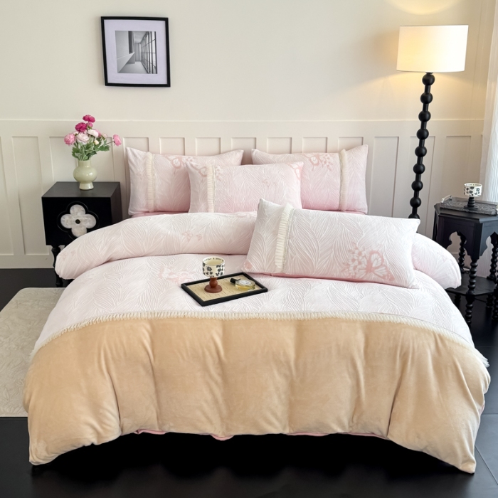 91家纺网 家纺一手货源 找家纺 2025苏东来家纺工艺款雕花绒牛奶绒四件套立体花刺绣绣花套件 华尔兹粉色