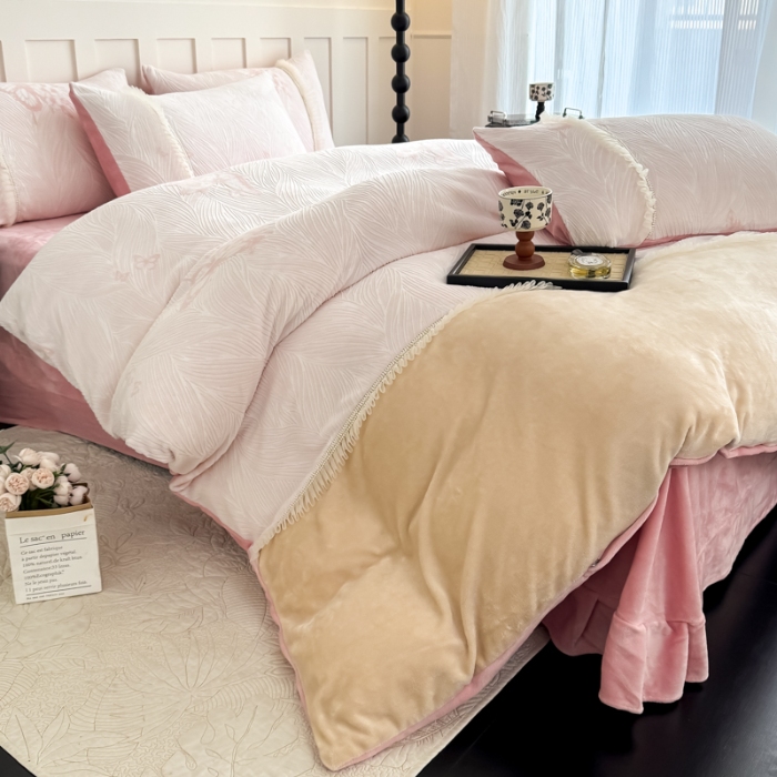 91家纺网 家纺一手货源 找家纺 2025苏东来家纺工艺款雕花绒牛奶绒四件套立体花刺绣绣花套件 华尔兹粉色