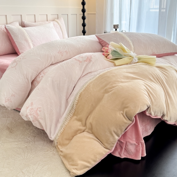 91家纺网 家纺一手货源 找家纺 2025苏东来家纺工艺款雕花绒牛奶绒四件套立体花刺绣绣花套件 华尔兹粉色