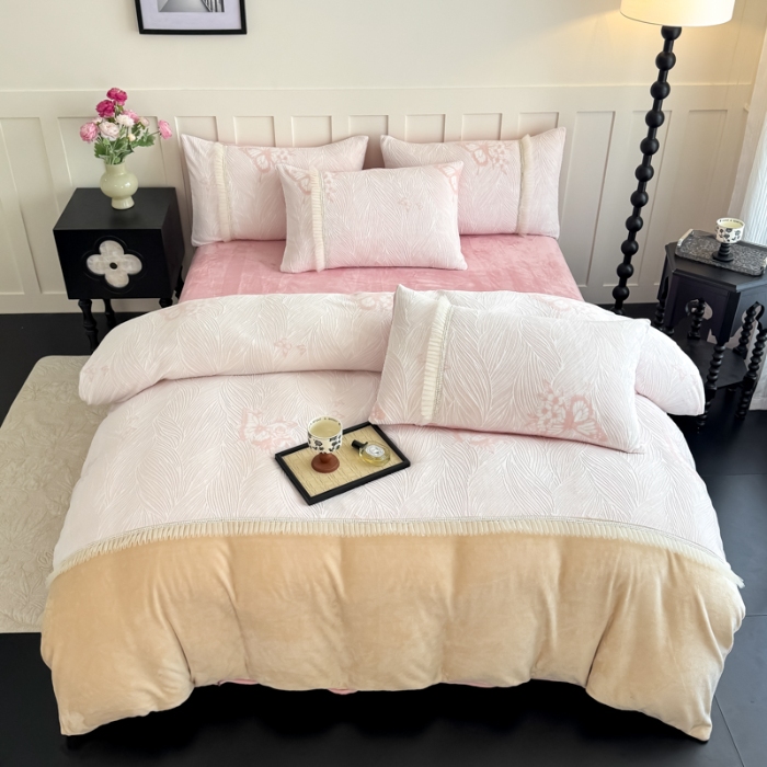 91家纺网 家纺一手货源 找家纺 2025苏东来家纺工艺款雕花绒牛奶绒四件套立体花刺绣绣花套件 华尔兹粉色