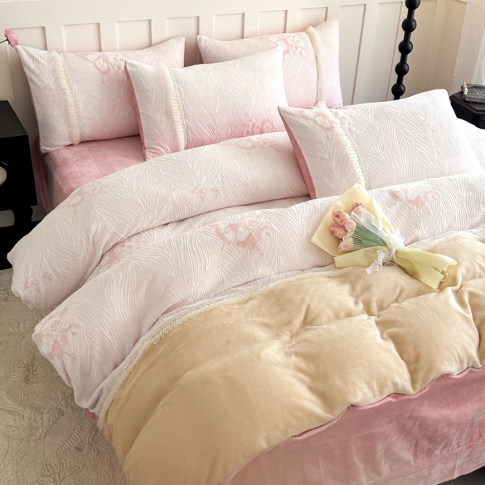 91家纺网 家纺一手货源 找家纺 2025苏东来家纺工艺款雕花绒牛奶绒四件套立体花刺绣绣花套件 华尔兹粉色