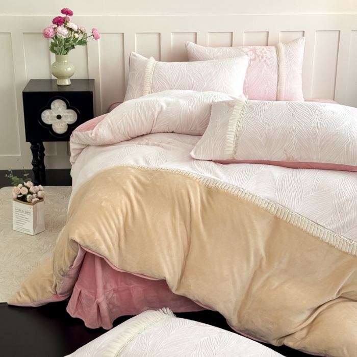 91家纺网 家纺一手货源 找家纺 2025苏东来家纺工艺款雕花绒牛奶绒四件套立体花刺绣绣花套件 华尔兹粉色