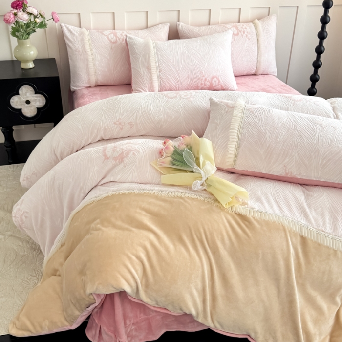 91家纺网 家纺一手货源 找家纺 2025苏东来家纺工艺款雕花绒牛奶绒四件套立体花刺绣绣花套件 华尔兹粉色