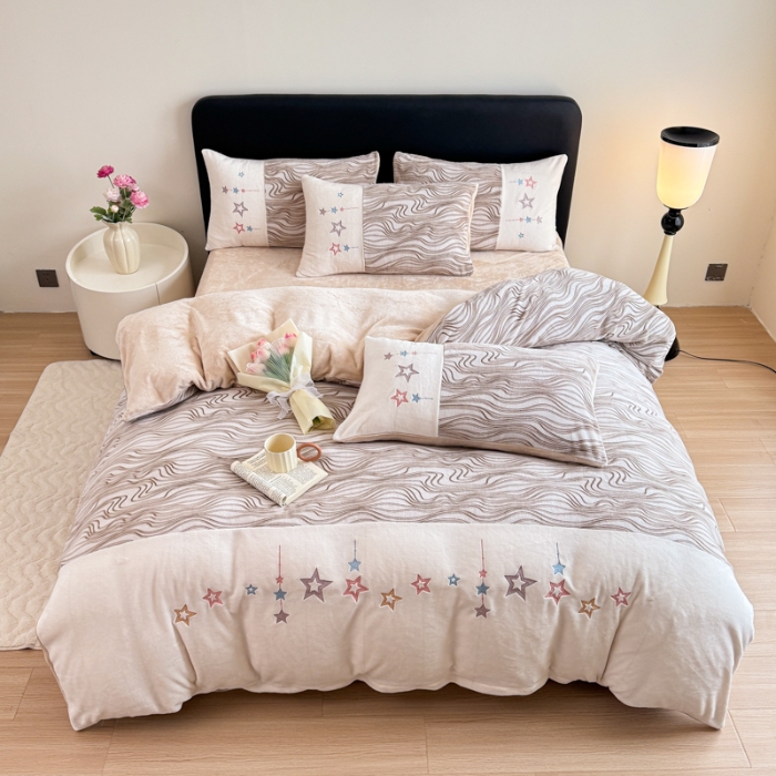 91家纺网 家纺一手货源 找家纺 2025苏东来家纺工艺款雕花绒牛奶绒四件套立体花刺绣绣花套件 华尔兹卡其