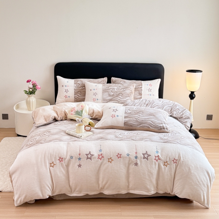 91家纺网 家纺一手货源 找家纺 2025苏东来家纺工艺款雕花绒牛奶绒四件套立体花刺绣绣花套件 华尔兹卡其