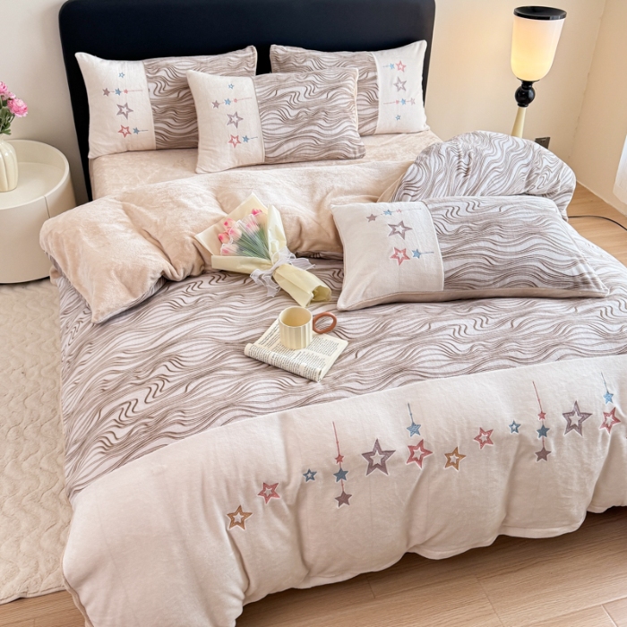 91家纺网 家纺一手货源 找家纺 2025苏东来家纺工艺款雕花绒牛奶绒四件套立体花刺绣绣花套件 华尔兹卡其