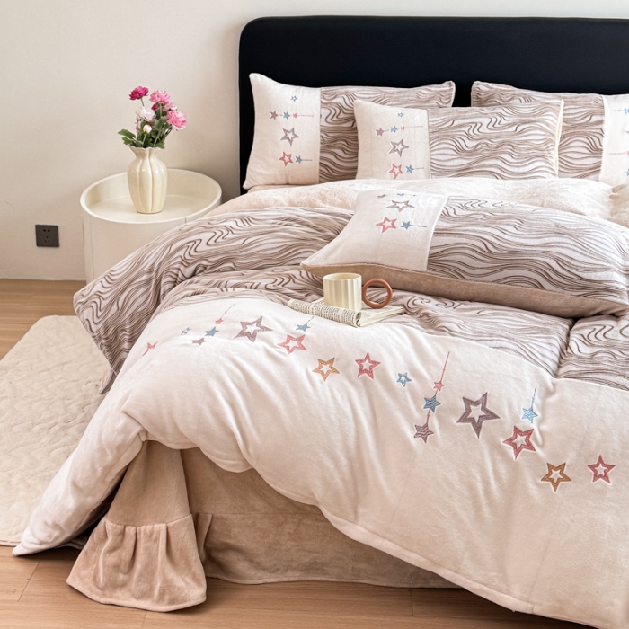 91家纺网 家纺一手货源 找家纺 2025苏东来家纺工艺款雕花绒牛奶绒四件套立体花刺绣绣花套件 华尔兹卡其