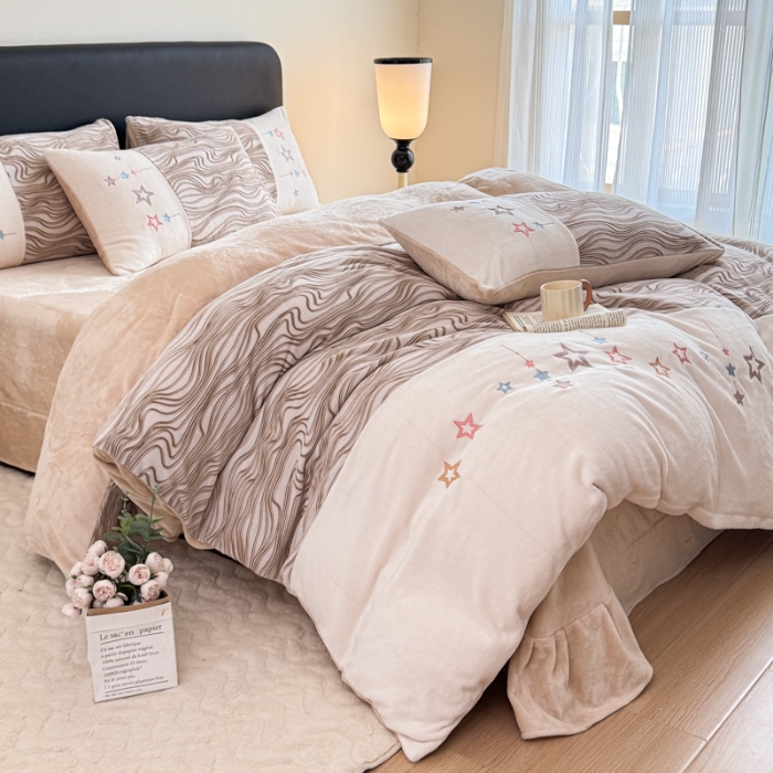 91家纺网 家纺一手货源 找家纺 2025苏东来家纺工艺款雕花绒牛奶绒四件套立体花刺绣绣花套件 华尔兹卡其