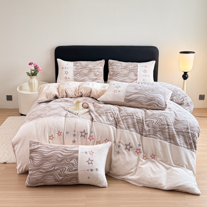 91家纺网 家纺一手货源 找家纺 2025苏东来家纺工艺款雕花绒牛奶绒四件套立体花刺绣绣花套件 华尔兹卡其